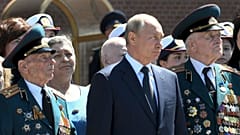 Russian President Vladimir Putin, center