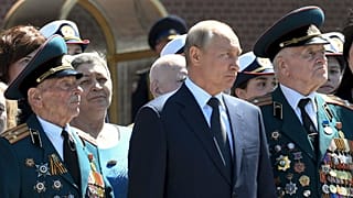 Russian President Vladimir Putin, center