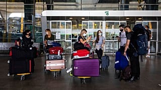 گروهی از مسافران در یکی از فرودگاه‌های اسپانیا