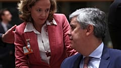Nadia Calviño, ministra de Economia de España, con el presidente saliente del Eurogrupo Mario Centeno