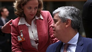 Nadia Calviño, ministra de Economia de España, con el presidente saliente del Eurogrupo Mario Centeno