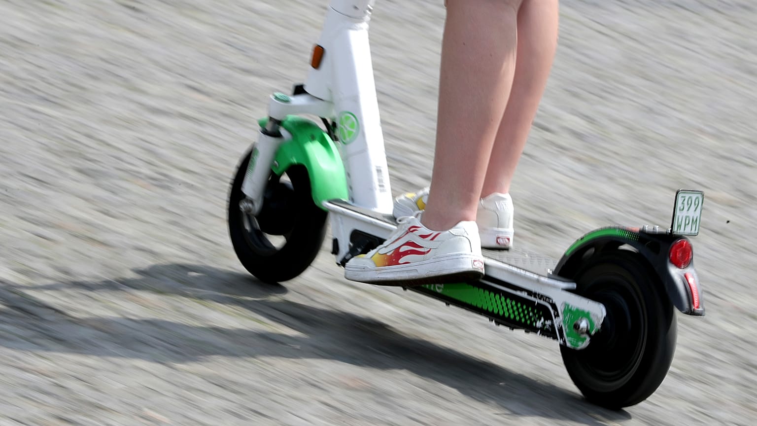 E-Tretroller in Nutzung. 