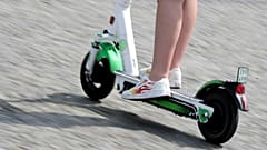 E-Tretroller in Nutzung. 
