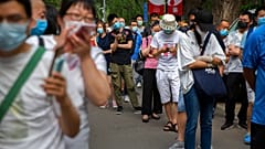 Menschenschlange vor einem chinesischen Impfzentrum