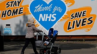 Az egészségügyi dolgozók erőfeszítéseit megköszönő plakát Londonban