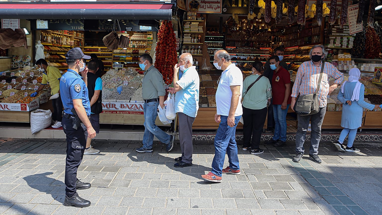 İstanbul'da polis maske denetimi yapıyor 