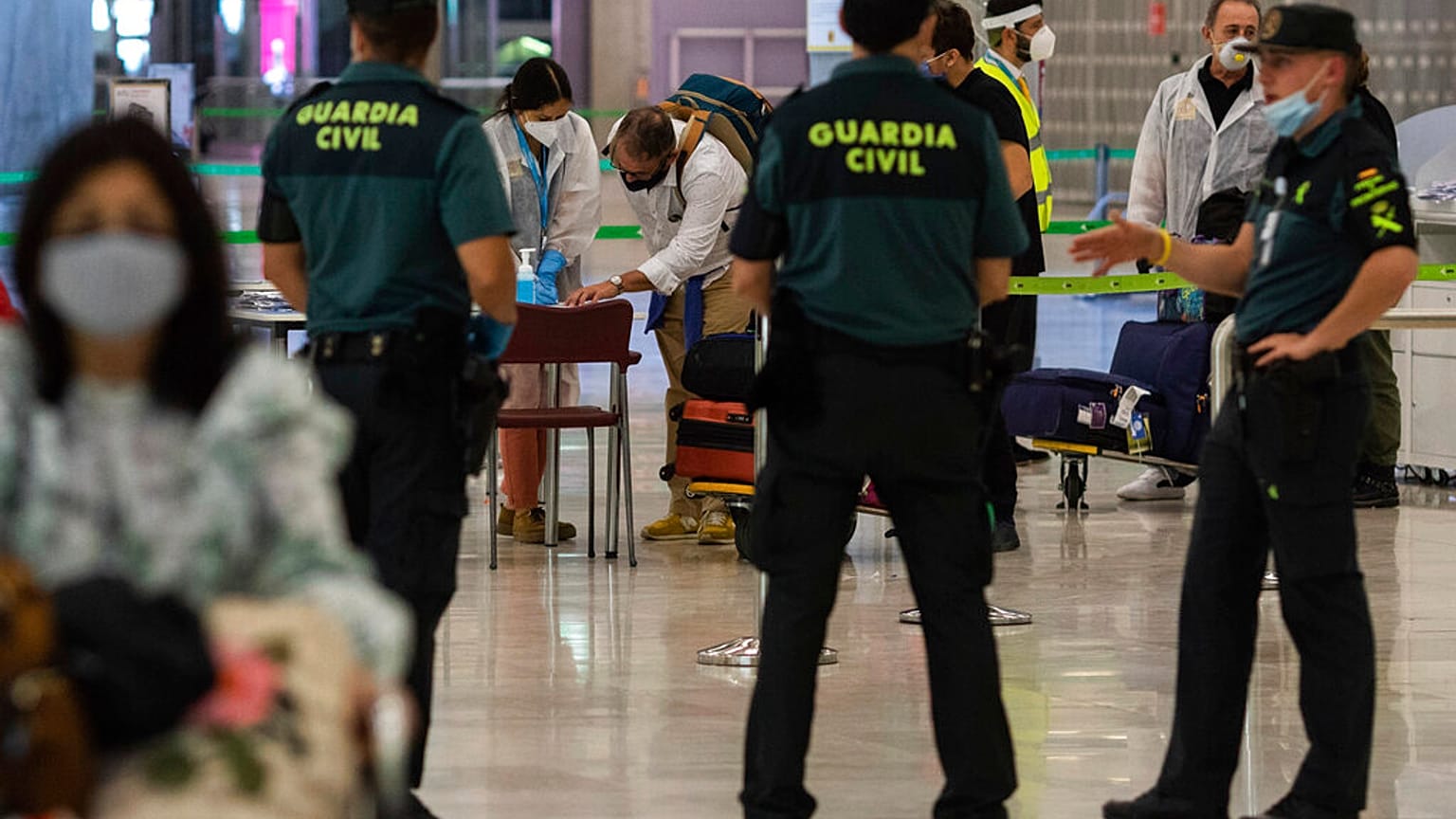 Controles en el aeropuerto de Madrid Adolfo Suárez - Barajas 