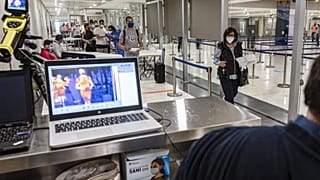 Temperatura corporea presa ai passeggeri in arrivo all'aeroporto di Larnaca, Cipro, 9 giugno 2020.