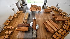 Des employés déchargent d'un camion militaire des cercueils arrivés de Bergame près de Milan pour être inhumés au cimetière Cinisello Balsamo le 27 mars