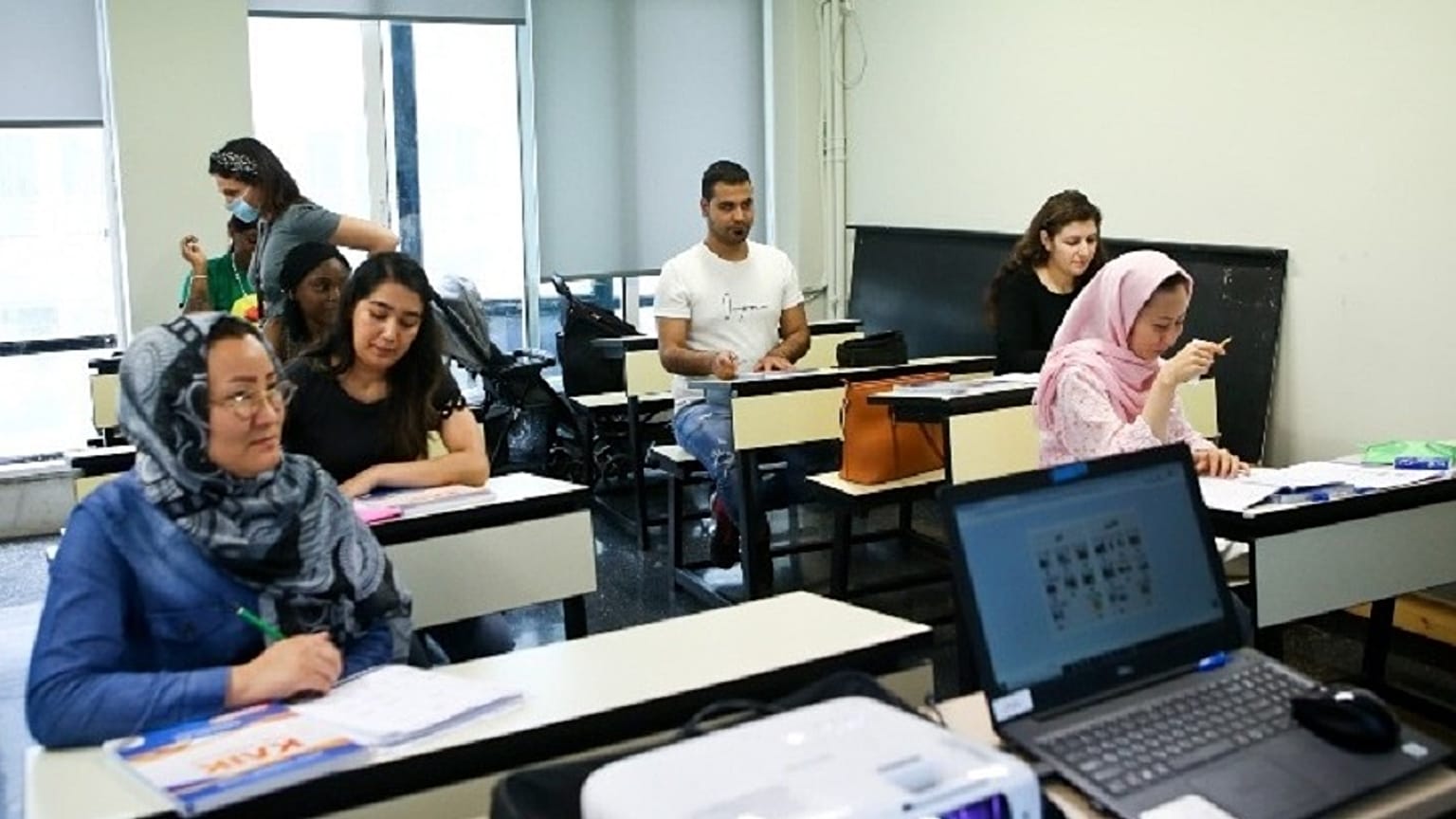 Μαθήματα σε πρόσφυγες και μετανάστες