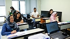 Μαθήματα σε πρόσφυγες και μετανάστες