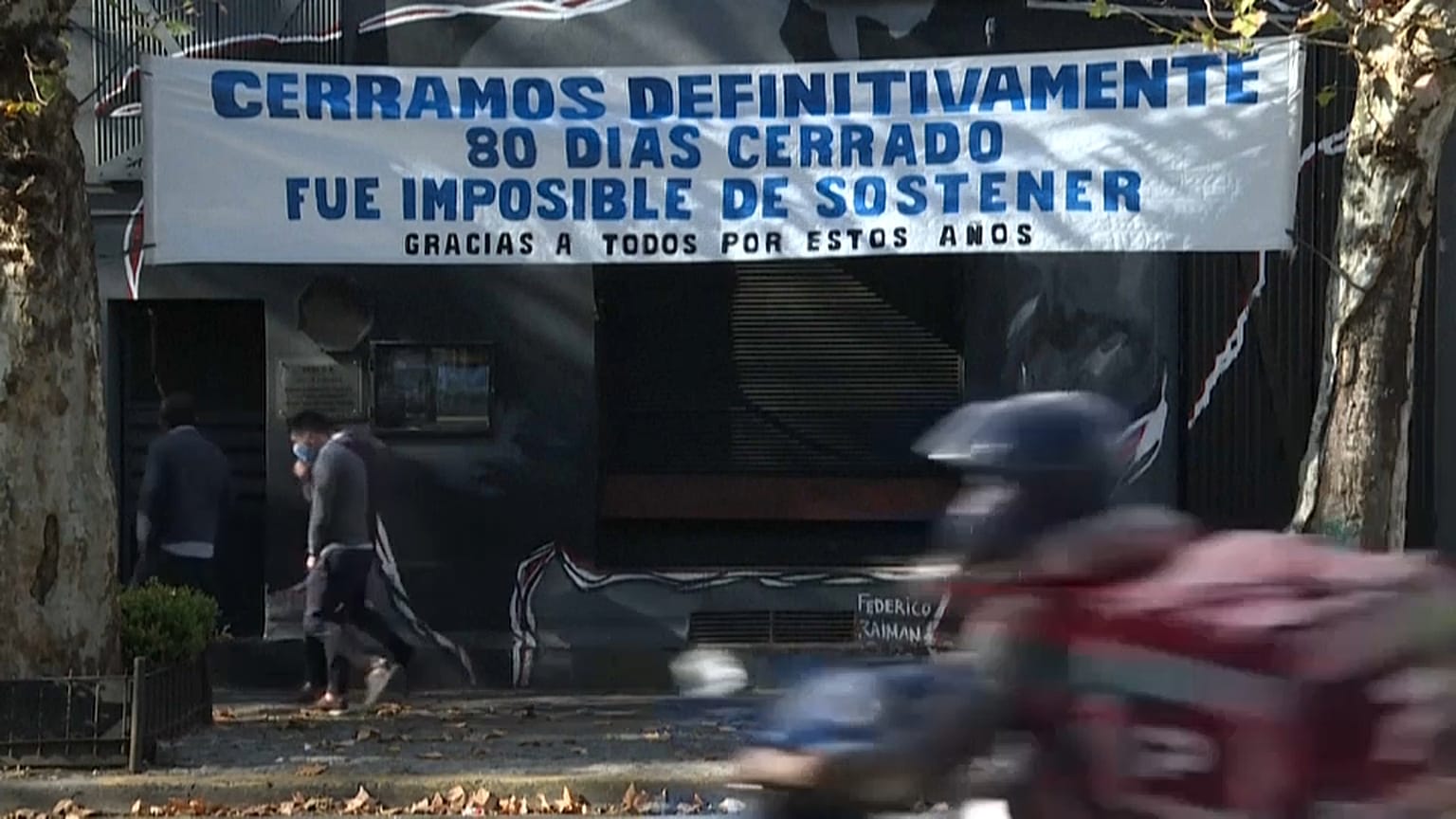 Un cartel anuncia el cierre definitivo de un establecimiento comercial en Buenos Aires