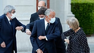 Presidente da Assembleia da República, Presidente de Portugal e membros do governo cumprimentam-se