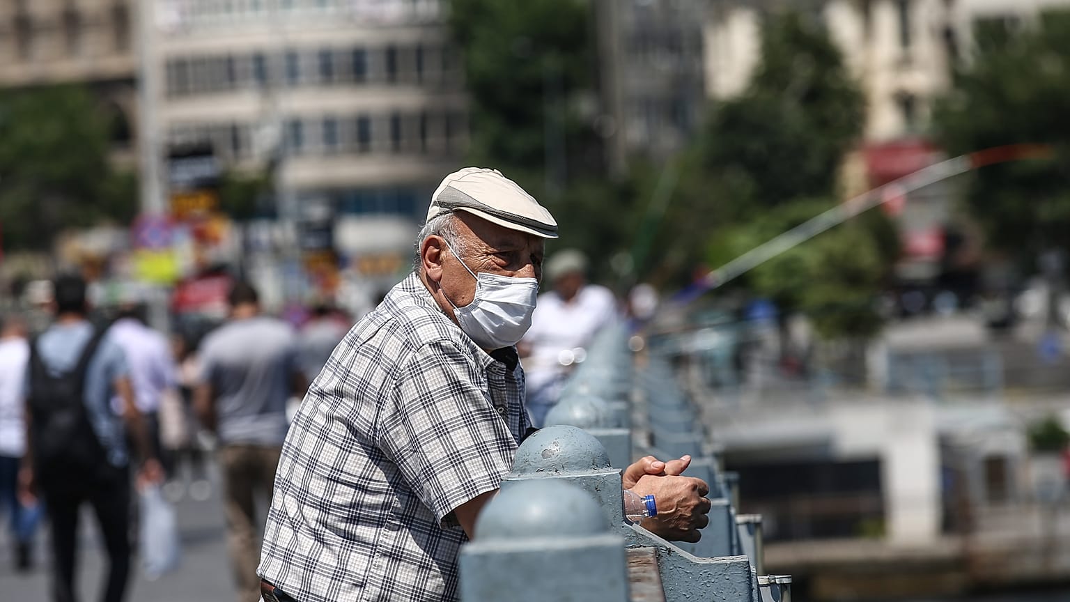 65 yaş ve üzerindekiler, izin belgesi alarak turizm amaçlı seyahat yapabilecek