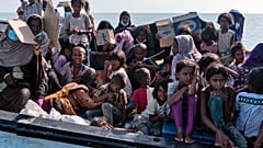 Endonezya açıklarında kurtarılan Arakanlı Müslüman sığınmacılar