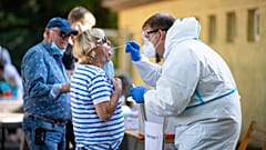 Une femme se fait tester à Warendorf situé dans la région du cluster d'Oelde en Allemagne où les habitants ont été reconfinés, le 25 juin 2020