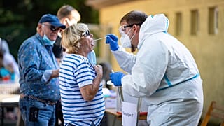 Une femme se fait tester à Warendorf situé dans la région du cluster d'Oelde en Allemagne où les habitants ont été reconfinés, le 25 juin 2020