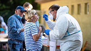Frau aus dem Landkreis Warendorf unterzieht sich einem Coronatest