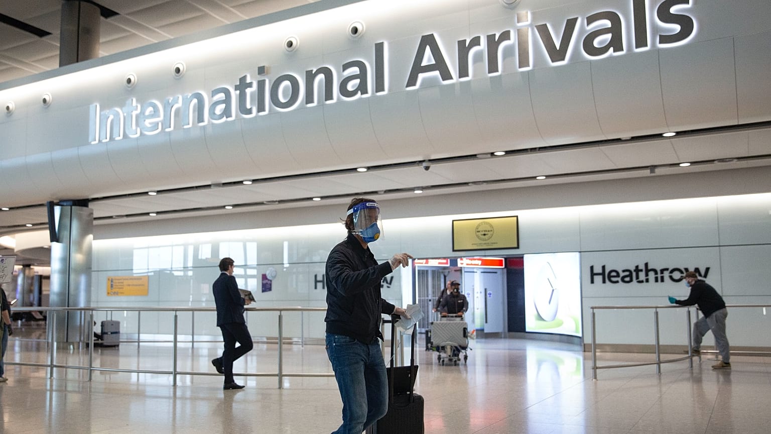 Tengerentúlról érkező utas a londoni Heathrow reptéren