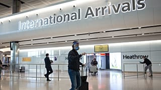 Tengerentúlról érkező utas a londoni Heathrow reptéren