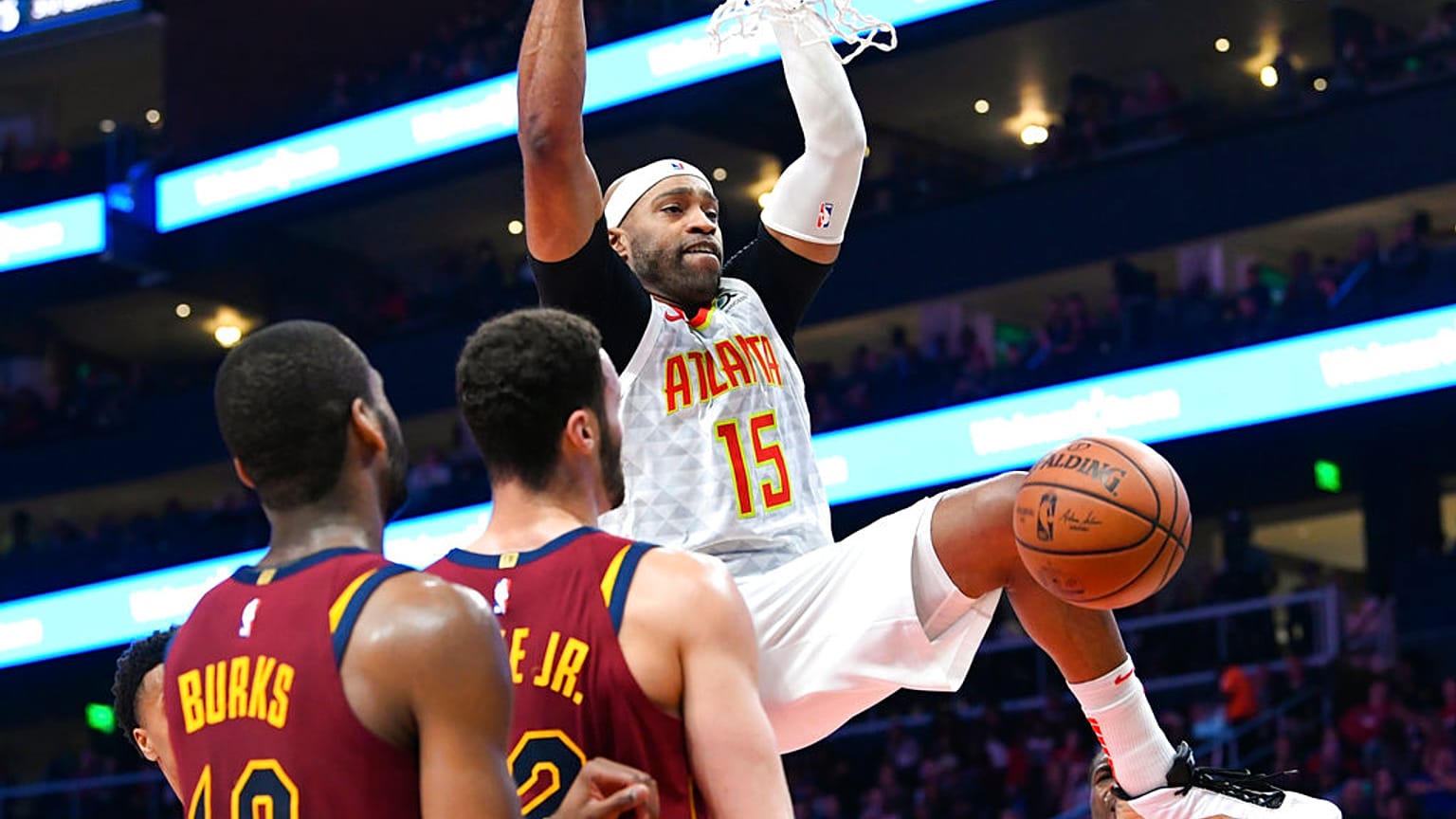 22 seneyle 'NBA tarihinin en uzun süre forma giyen oyuncusu' Vince Carter 43 yaşında emekli oldu