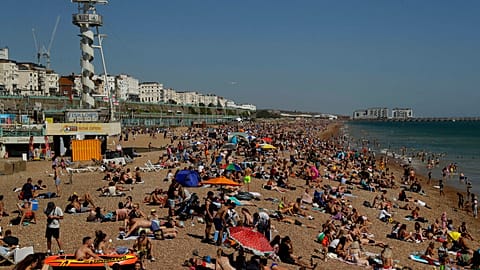Sorban sértik meg a járványügyi előírásokat a brit strandolók