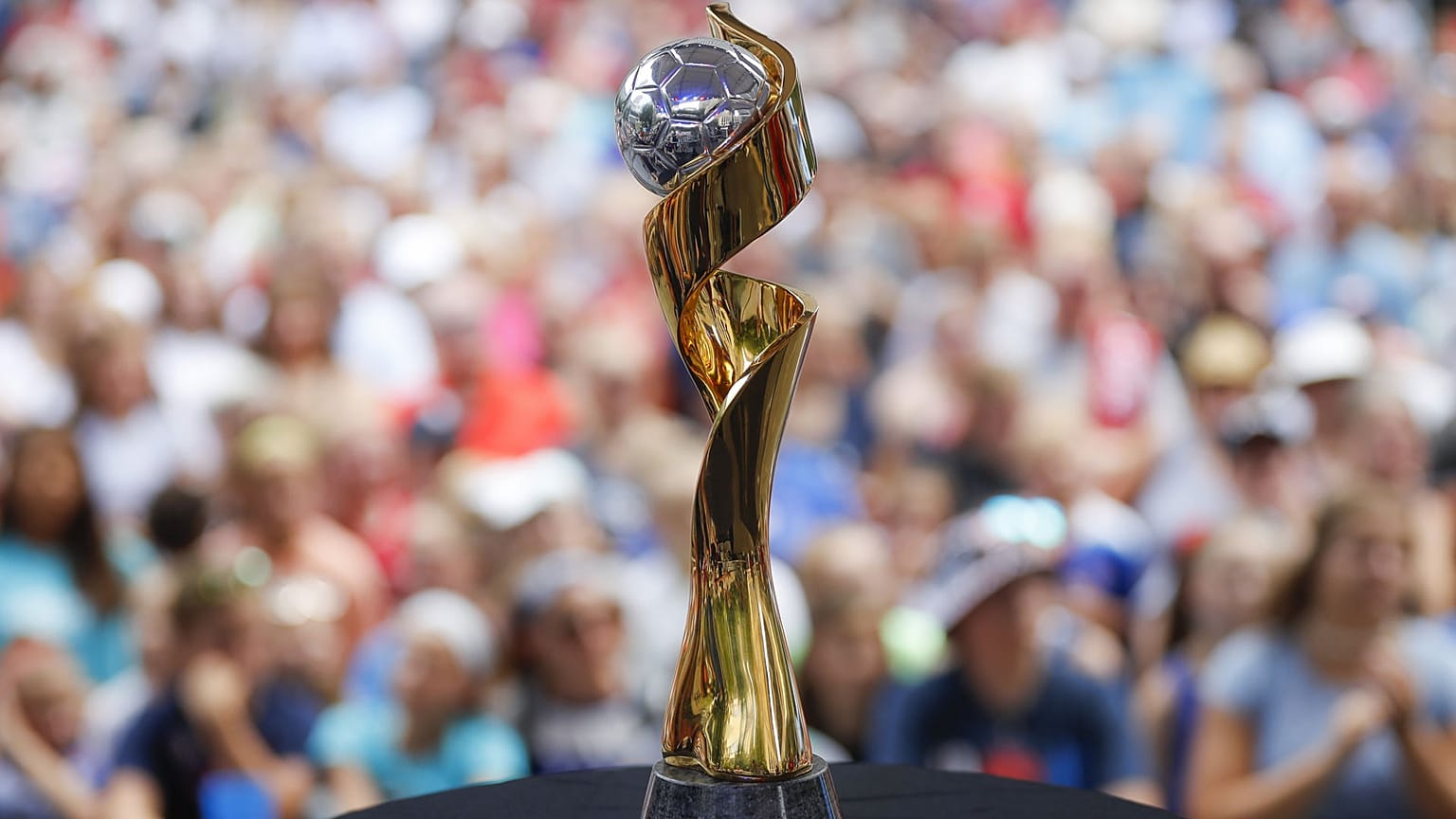 Le trophée de la Coupe du monde féminine de football