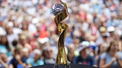 Le trophée de la Coupe du monde féminine de football