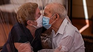 İspanya'da Covid-19 sebebiyle huzurevi sakinleri 'plastikler arkasında' sevdiklerine sarılabiliyor