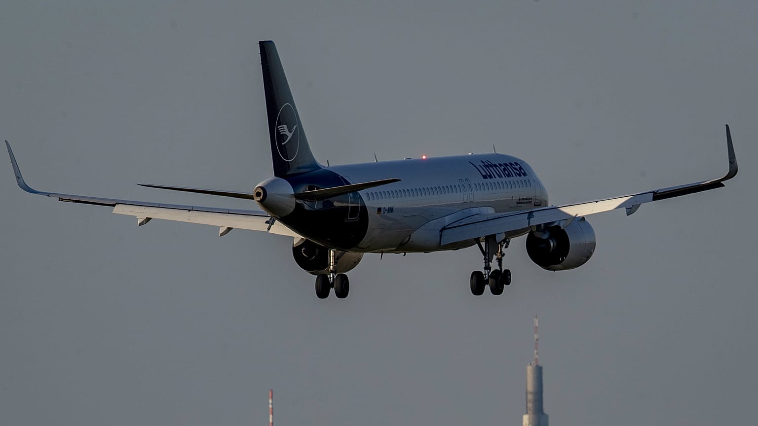 Alman ulusal havayolu şirketi Lufthansa'ya ait yolcu uçağı (arşiv) 