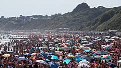 Badegäste in Bournemouth. Social Distancing hat keine Priorität. 