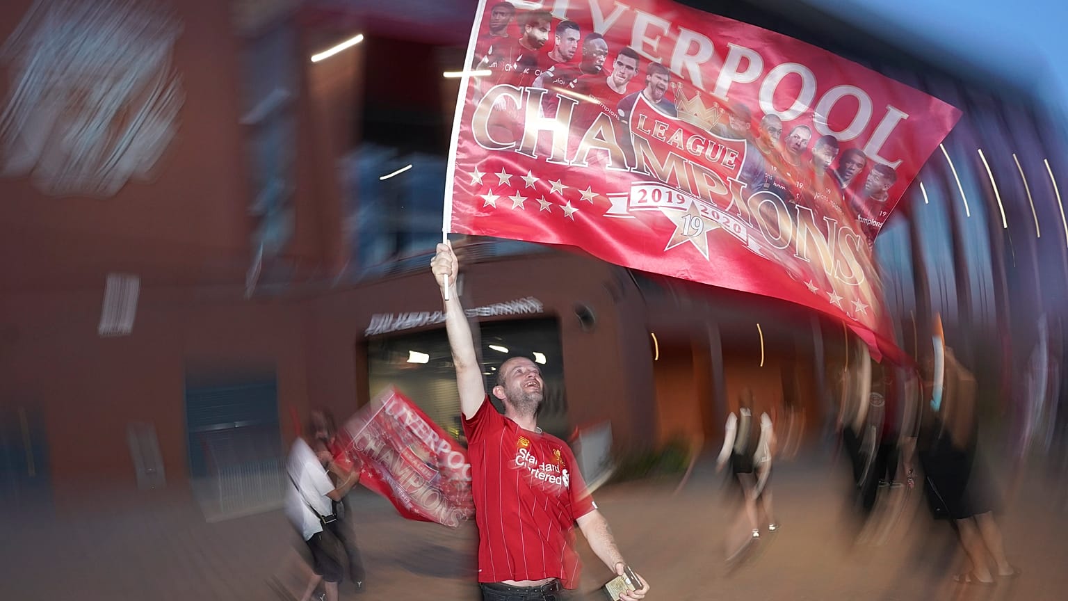 Liverpool-Fan feiert mit Flagge.