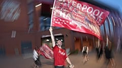 Liverpool-Fan feiert mit Flagge.