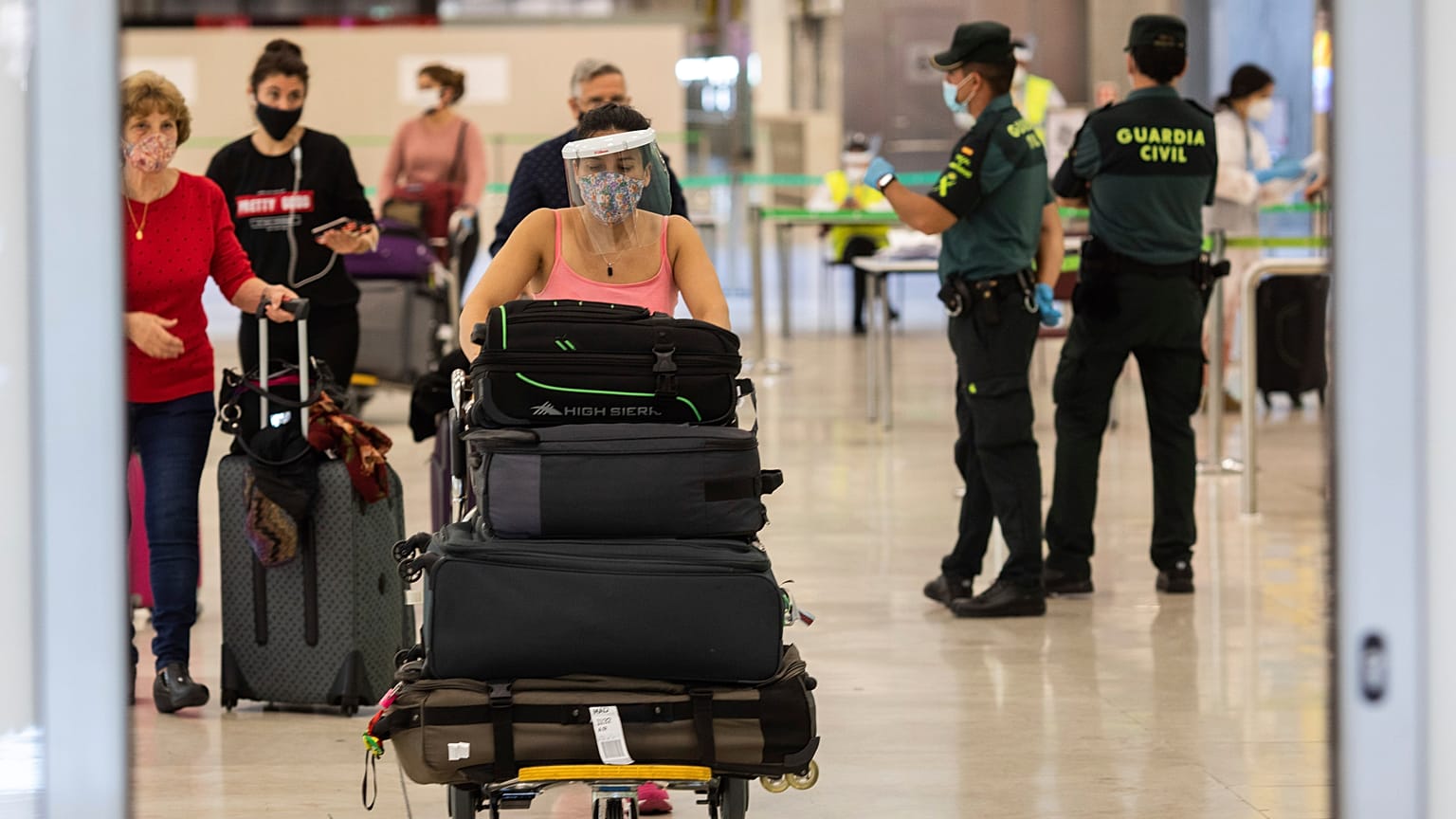 Pasajeros con mascarillas llegan al aeropuerto internacional Adolfo Suárez-Barajas, en las afueras de Madrid, España, el domingo 21 de junio de 2020. 