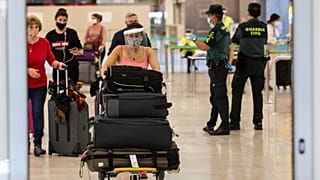 Pasajeros con mascarillas llegan al aeropuerto internacional Adolfo Suárez-Barajas, en las afueras de Madrid, España, el domingo 21 de junio de 2020.