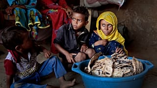 أطفال يجلسون أمام خبز متعفن داخل ملجإ في أسلم - حجة - 2018/10/01 