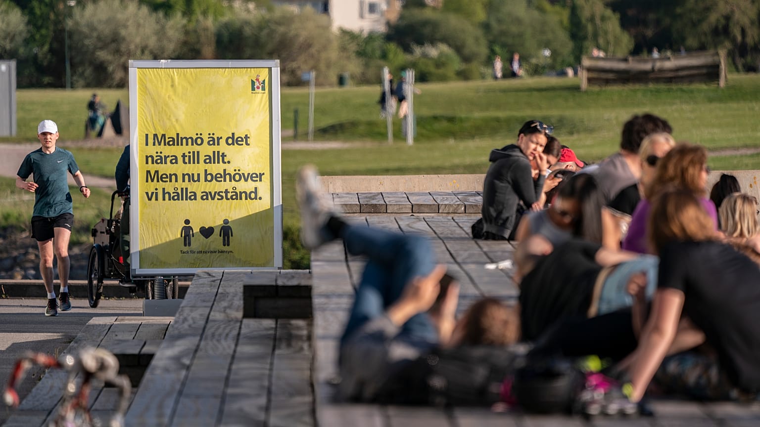 Giovani si godono il caldo nella città svedese di Malmo, 26 maggio 2020