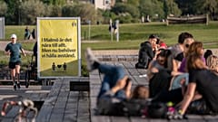 Шведы наслаждаются хорошей погодой в Мальме. 