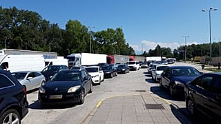 Ουρές χιλιομέτρων στο συνοριακό σταθμό του Προμαχώνα-  «Kάθοδος» χιλιάδων τουριστών [Εικόνες]