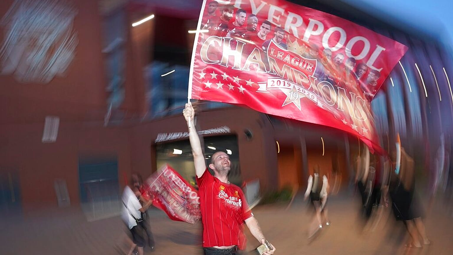 Tam 30 sene boyunca şampiyonluğu Premier Lig şampiyonluğunu bekleyen bir Lİverpool taraftarı.