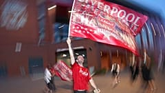 Tam 30 sene boyunca şampiyonluğu Premier Lig şampiyonluğunu bekleyen bir Lİverpool taraftarı.