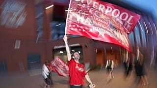 Tam 30 sene boyunca şampiyonluğu Premier Lig şampiyonluğunu bekleyen bir Lİverpool taraftarı.