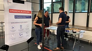 La Francia alle urne per le amministrative. Al primo turno percentuali bassissime di partecipanti