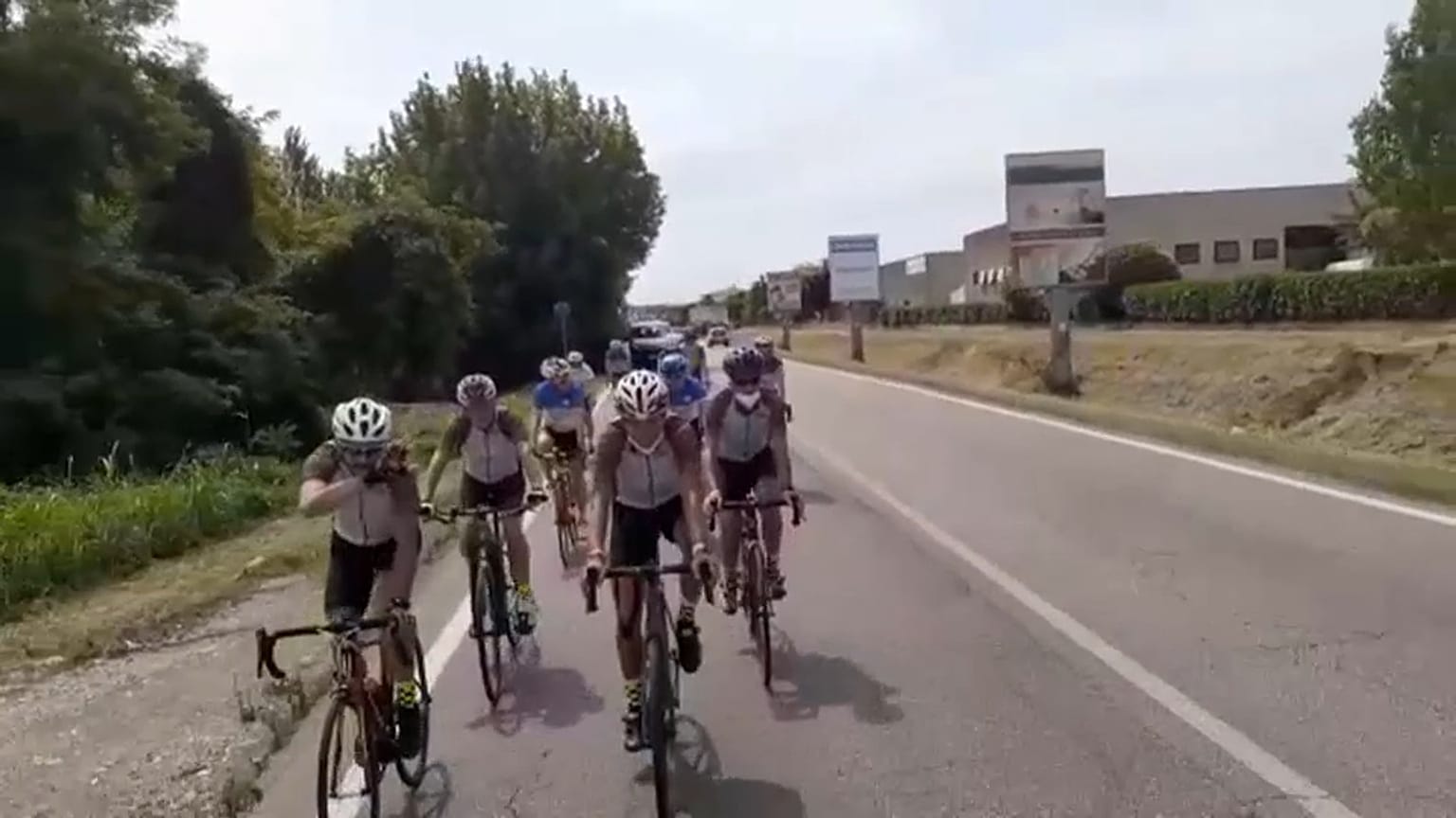 I cinque siciliani nella bergamasca, accompagnati da ciclisti locali