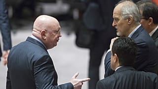 Rusya'nın BM Daimi Temsilcisi Vassily Nebenzia  (sol) // Suriye'nin BM Daimi Temsilcisi Beşşar Caferi (sağ)