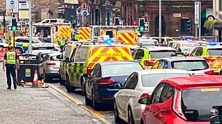 Ataque com faca mata três pessoas e fere outras seis em Glasgow