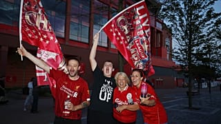Liverpool celebra até de madrugada título de Campeão