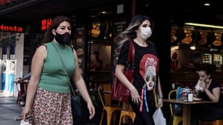 Koronavirüse karşı Ankara'da maskeleriyle yürüyen kadınlar 