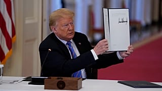 ترامب يلغي رحلته إلى نيو جيرزي ويوقع أمرا لحماية النصب والتماثيل