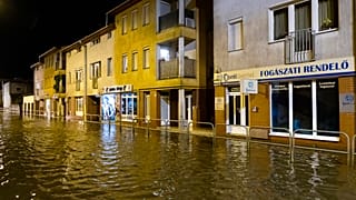 Vízben álló házak a nyíregyházi Szegfű utcában a 2020. június 27-i vihar után